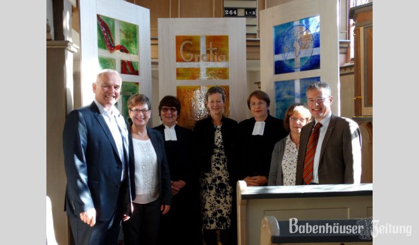 Freuen sich &uuml;ber das Raibacher Reformationstriptychon (von links): Manfred Ne&szlig;ler, Vorstandsvorsitzender der Sparkasse Dieburg, Annette Claar-Kreh, Referentin f&uuml;r gesellschaftliche Verantwortung und Fundraising im Evangelischen Dekanat Vorderer Odenwald, Pfarrerin Michaela Meingast, Glask&uuml;nstlerin Heike J&auml;ger, Pr&ouml;pstin Karin Held, Isolde Gottmann vom B&uuml;ro der Reformationsdekade der EKHN und Dr. Michael Vollmer, Pr&auml;ses des Evangelischen Dekanats Vorderer Odenwald.