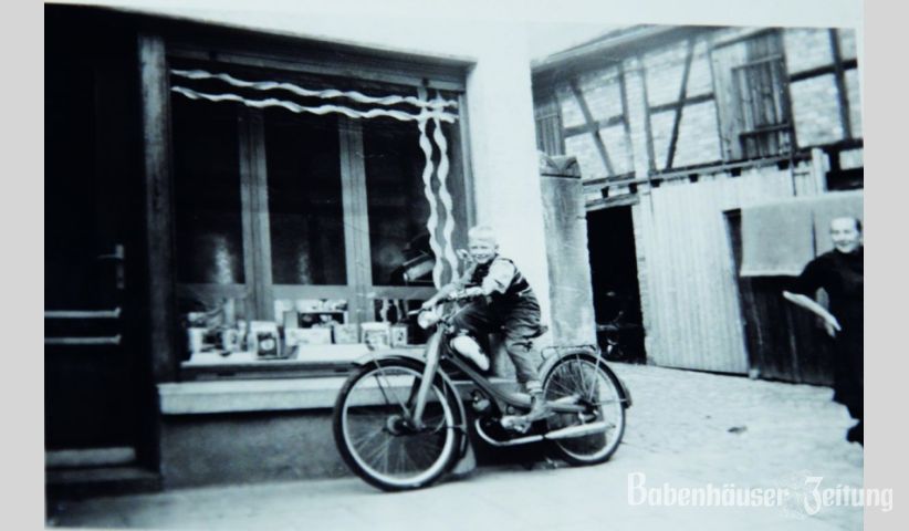 Die ehemalige B&auml;ckerei in der Schmalen Stra&szlig;e. So sah vor 60&nbsp;Jahren der Ladeneingang aus (Norbert Klein auf dem Moped).