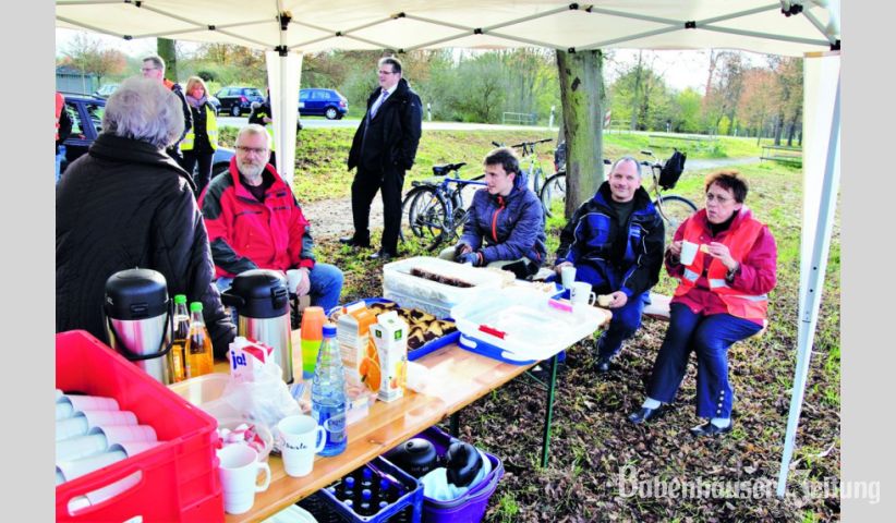Der Tr&auml;gerverein des alten Feuerwehrhauses in Harreshausen, middedrin, sorgte mit Kaffee und Kuchen f&uuml;r eine wohlverdiente Pause f&uuml;r die flei&szlig;igen Helfer.