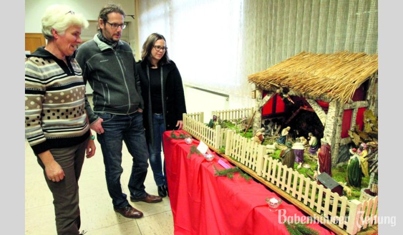 Edeltraut Reuling (links) hatte zur &auml;ltesten Krippe der Ausstellung im DRK-Heim vieles zu erz&auml;hlen.