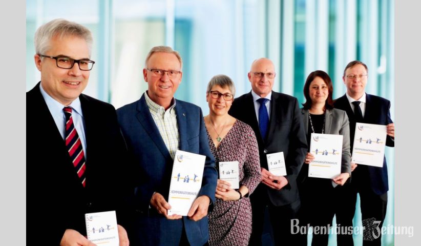 &Uuml;bergabe der &bdquo;Kommunikationshilfe bei sprachlichen Verst&auml;ndigungsproblemen&ldquo; (von links): Armin Domnick (Sekret&auml;r Lions Club), Alfred Jakoubek (Clubmaster Lions Club), Bettina G&ouml;ller (Leitung Belegungsmanagement KKDADI), Dr. med. Martin Schunck (Betriebsleitung KKDaDi), Pelin Meyer (Betriebsleitung KKDaDi) und Christoph Dahmen (Betriebsleitung KKDaDi).