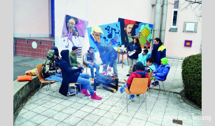 Gemütlich sitzen die Jugendlichen mit ihren Betreuern um die Feuerschale. Trotz kühler Temperaturen genoss man das Besondere am Wintergrillen im Jugendtreff.