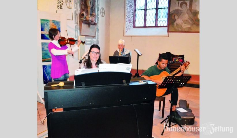 Daniela Jocham (Klavier und Gesang), Sandy Georgi-Lehmann (Geige), Amanda Haag (Fl&ouml;te und Gesang) und Hector Molina&nbsp;
(Gitarre) sorgten f&uuml;r die musikalische Untermalung des Gottes-
dienstes.