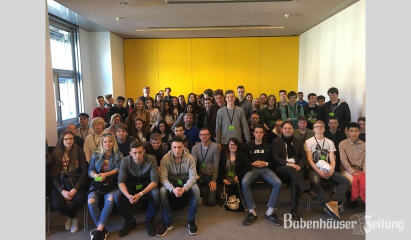 Die Sch&uuml;lerinnen und Sch&uuml;ler der Joachim-Schumann-Schule gemeinsam mit dem Bundestagsabgeordneten Dr. Jens Zimmermann.
(Foto: B&uuml;ro Dr. Jens Zimmermann)