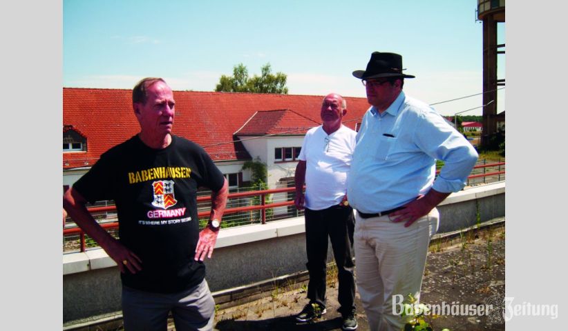 Ex-US-Soldat Charles Synder, Reinhold Mohrhardt und Bürgermeister Achim Knoke (von links) während des Rundganges auf dem
Kasernengelände. (Foto: Wittenberger)

