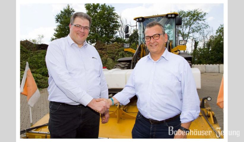 Achim Knoke und J&uuml;rgen Hoffmann besiegeln die interkommunale Zusammenarbeit der St&auml;dte Babenhausen und Rodgau.