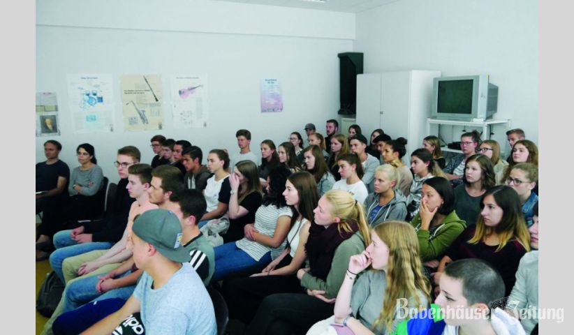 Der Abiturjahrgang der Bachgauschule h&ouml;rte interessiert den Ausf&uuml;hrungen Depperts zu.