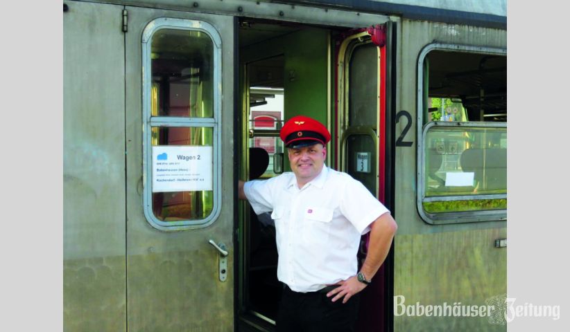 Alexander Ruzicka, vom Vorstand des Netzwerk Bahnhof-Langstadt vor dem Sonderzug, der &uuml;ber 300 Fahrg&auml;ste nach Heilbronn brachte.