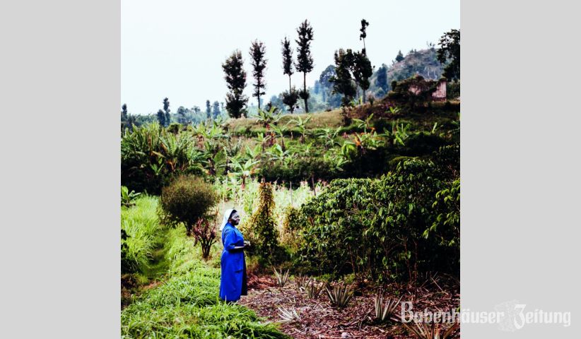 Eine Diakonisse der Schwesternschaft &bdquo;Abaja ba Kristo&rdquo; (Dienerinnen Christi) in Rubengera, Ruanda, ist stolz auf ihre eigene Plantage.