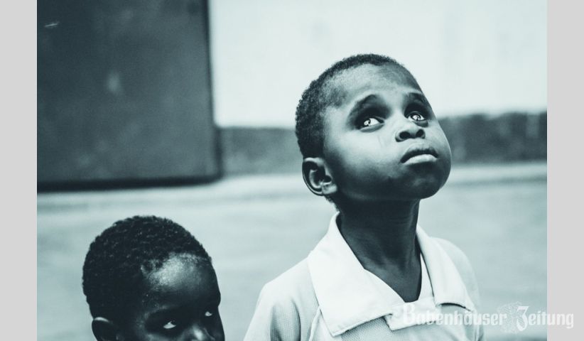 Blinde Kinder in Maroua (Nordkamerun) werden oft versto&szlig;en und landen auf der Stra&szlig;e. Eine einfache Krankheit kann durch fehlende Medikamente schon zur Erblindung f&uuml;hren. Die Kinder auf dem Bild werden in der Blindenschule &bdquo;Centre de Formation des Aveugles&rdquo; (&bdquo;Liebe in Aktion e.V.&rdquo;) versorgt und ausgebildet.