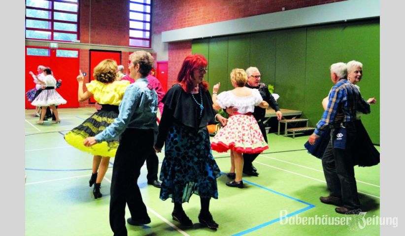 Schwingende Röcke und mitreißende Countrymusik brachten selbst die Zuschauer außer Atem. Der Clubcaller der „Day Dreamers“ aus Groß-Umstadt sang seine Ansagen, nach denen die Tänzer verschiedene Figuren bildeten. Eine flotte Sache!