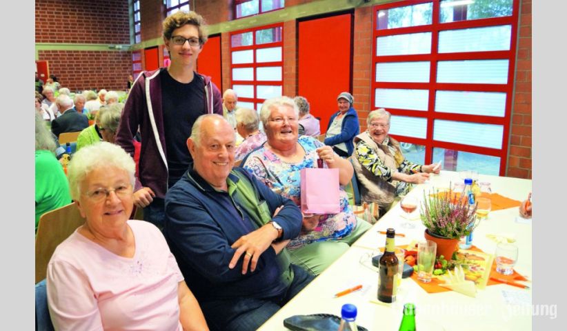 Beim „Bingo“ in der Mehrzweckhalle folgten die zahlreichen Besucher des Seniorennachmittags gespannt den Ansagen von Harald Weidler und freuten sich über volle Fünferreihen, für die man mit einem Präsent belohnt wurde.