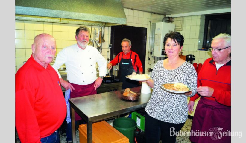 Das K&uuml;chenteam um Franz Weihert mit Ramona Sampajo, die daf&uuml;r sorgt, dass der Service in der Gaststube wie am Schn&uuml;rchen l&auml;uft.