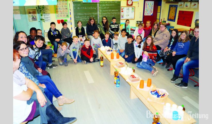 Die Klasse 3c aus der Schule im Kirchgarten empfing die Klasse Bo1 aus der Flanagan-Schule. Es ging eng zu bei so vielen Schülern, aber das machte den Vorlesevormittag nur umso lustiger.