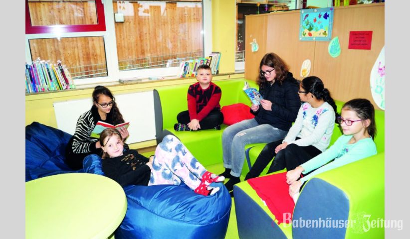 Die wohl kuscheligste Ecke teilten sich Arzana und Aya mit ihren Zuhörern. Gemütlich lümmeln sie sich in der Relax-Ecke der Schülerbetreuung. Aya ist vor gut zwei Jahren aus Syrien nach Babenhausen gekommen und liest schon sehr souverän aus ihrem mitgebrachten Buch „Charlotta lässt sich nichts gefallen“.