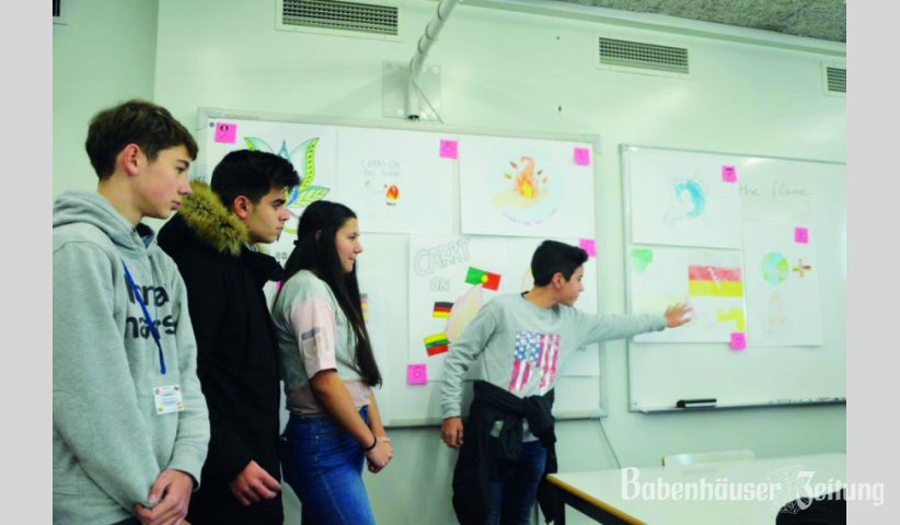 Sch&uuml;ler pr&auml;stentieren die ersten Entw&uuml;rfe f&uuml;r das Projektlogo.