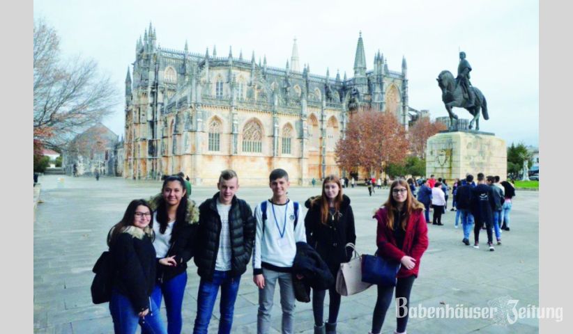 Die Babenhausener Sch&uuml;ler lie&szlig;en sich auch durch schlechtes Wetter nicht unterkriegen. Die Klosteranlage in Batalha stand als eine der portugiesischen Welterbest&auml;tten auf der Besichtigungsliste.