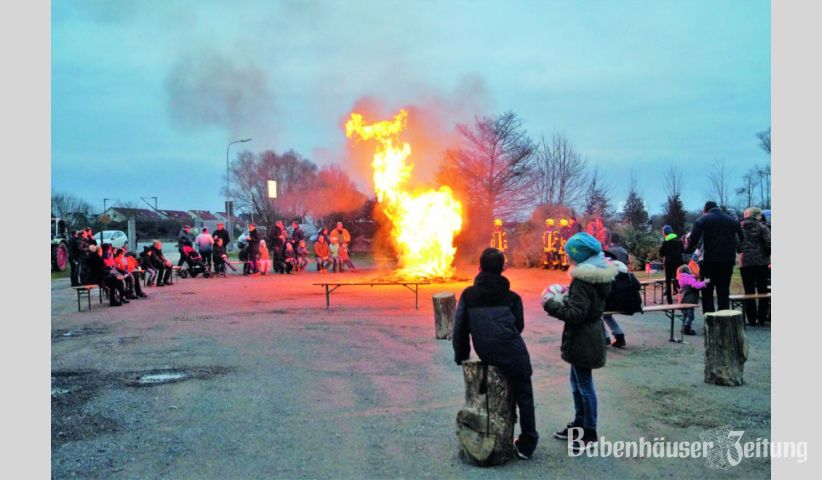 Lodernde Flammen zwischen Bahnschienen und B26 bei der Sickenh&ouml;fer Christbaumverbrennung.