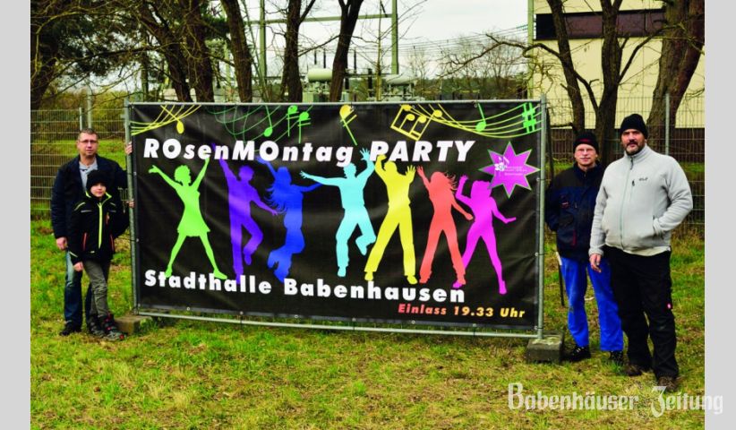 Bereits zwischen den Jahren haben flei&szlig;ige Helfer an den Einfahrtsstra&szlig;en von Babenhausen weithin auff&auml;llige Werbetransparente f&uuml;r die Rosenmontag Party aufgestellt.