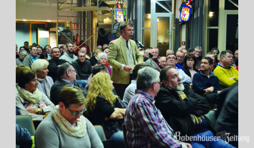 Frank Ludwig Diehl bei der B&uuml;rgerversammlung, er empfindet die geplante Bebauung als sehr klotzig und &uuml;bertrieben gro&szlig;.