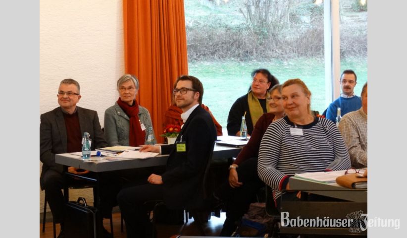 Der Fischbachtaler B&uuml;rgermeister Philipp Thoma (vorne) ist noch kein Jahr im Amt. F&uuml;r ihn war die Synode des Evangelischen Dekanats Vorderer Odenwald, die in Billings tagte, Premiere.