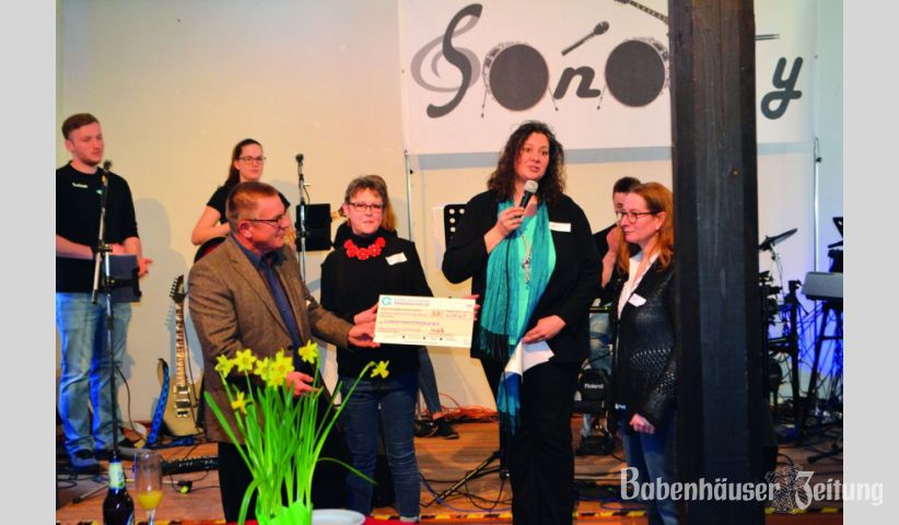 Silke Kasamas und Sabine Frank &uuml;berreichen eine Spende an Manfred M&uuml;ller und Petra Leyser vom Babenh&auml;user Lebensmittelpunkt.