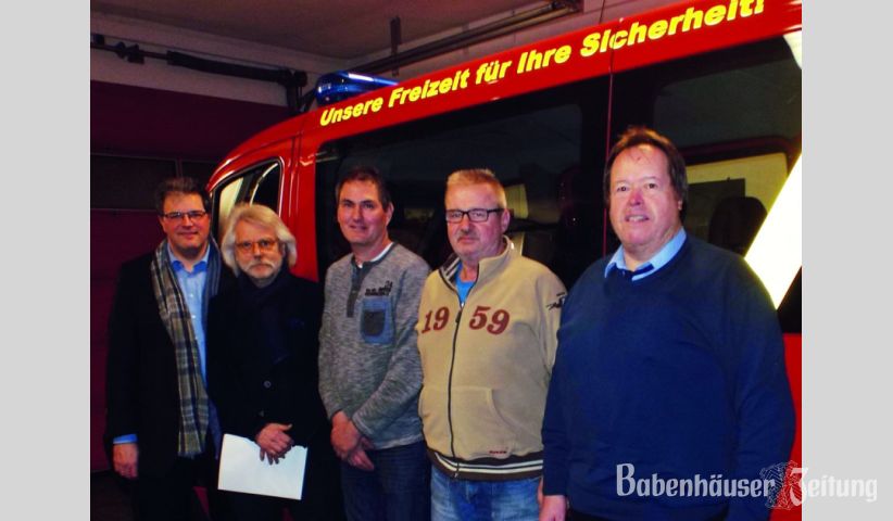Halten der Feuerwehr die Treue: Uwe Wiesinger und Stefan H&ouml;reth (beide 40 Jahre), Josef Pimpl (25 Jahre) (v.l.). Es freuen sich auch B&uuml;rgermeister Achim Knoke (li) und Vorsitzender Norbert Kolb (r).