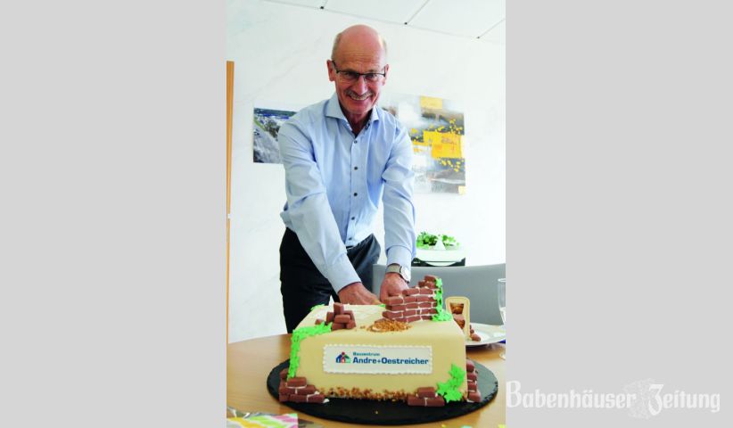 Reinhard Kraus konnte eine besondere &bdquo;A+Oe Torte&ldquo; zum Jubil&auml;um anschneiden.