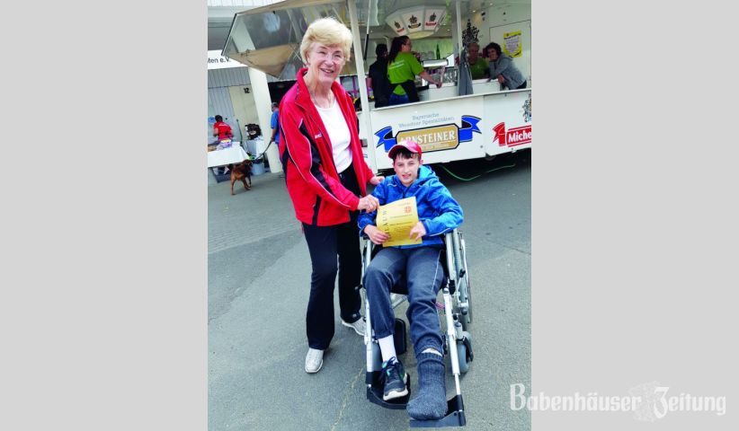Niklas kam um 15 Uhr aus dem Krankenhaus, da er an seinen Beinen operiert wurde. Direkt nach seiner Entlassung besuchte er das Fr&uuml;hlingsfest um seine Ehrung f&uuml;r langj&auml;hrige Mitgliedschaft in Empfang zu nehmen.