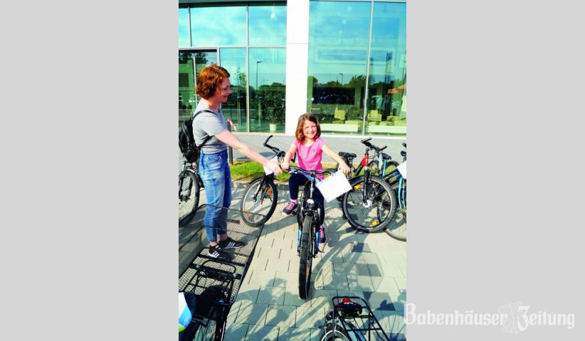 Die siebenj&auml;hrige Paulina wagt den gro&szlig;en Sprung vom 18&lsquo;&lsquo;-Rad zu stattlichen 24&lsquo;&lsquo; Zoll. Sie kommt aus Elsenfeld und fuhr mit ihren Eltern zuf&auml;llig hier entlang, als die junge Familie auf die gro&szlig;e Fl&auml;che mit den vielen R&auml;dern und Kunden aufmerksam wurde. Nach einer kleinen Proberunde auf dem Parkplatz war klar, dass sie auch dieses viel gr&ouml;&szlig;ere Fahrrad bereits gut beherrscht. Sie freut sich &uuml;ber das unerwartete Geschenk.
