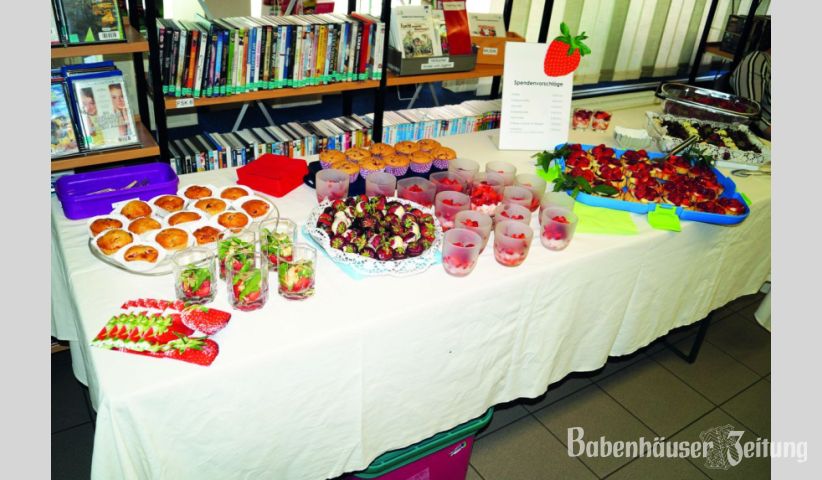 Schokolierte Fr&uuml;chte waren nur eine von vielen K&ouml;stlichkeiten auf dem Buffet, das sich rund um die Erdbeere drehte. Auch Cocktails mit Spargel, Muffins oder Tartelettes wurden mit den roten Fr&uuml;chtchen aufgepeppt. Shakes oder Bowle waren neben Wasser und Kaffee die Durstl&ouml;scher an diesem hei&szlig;en Dienstag.