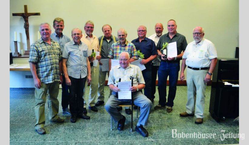 Der Liederkranz Langstadt ehrte für 50 Jahre aktive Mitgliedschaft Willi Eckert, Robert Eckert, Heinrich Metzler und Helmut Funk. Für fördernde Mitgliedschaft wurden geehrt: Heinrich Diehl, Horst Kirchhöfer, Erhard Monath und Günther Sauerwein (jeweils 65 Jahre). Seit 50 Jahren sind Wolfgang Fischer, Wilfried Richter und Günter Stelz dem Liederkranz treu geblieben. Für 40-jährige Vereinstreue wurden Jürgen Kämmerer, Dieter Krapp, Volker Krapp, Klaus Richter, Bernd Weilmünster, Uwe Weilmünster und Günther Eckert geehrt.