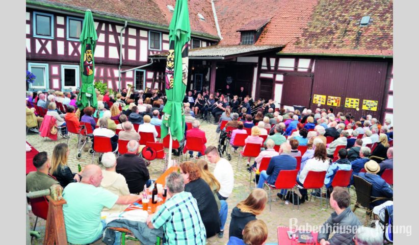 Unter der Leitung von Patrick Günther zog das 30-köpfige Orchester die Zuhörer im dicht besetzten Hof der Langfeldsmühle in seinen Bann.