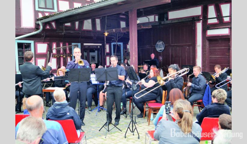 „In Dixie Mood“ wurde Jazz aus dem New Orleans um 1900 gespielt. Arrangiert mit Soli für Dixieland-Combo und Blasorchester, konnten einige Solisten ihr Können unter Beweis stellen: Michael Happel an der Trompete, Boris Müller (Klarinette), Sabine Rauer (Tuba), Annabel Ohl mit Posaune und Sabine Hanauer am Schlagzeug.