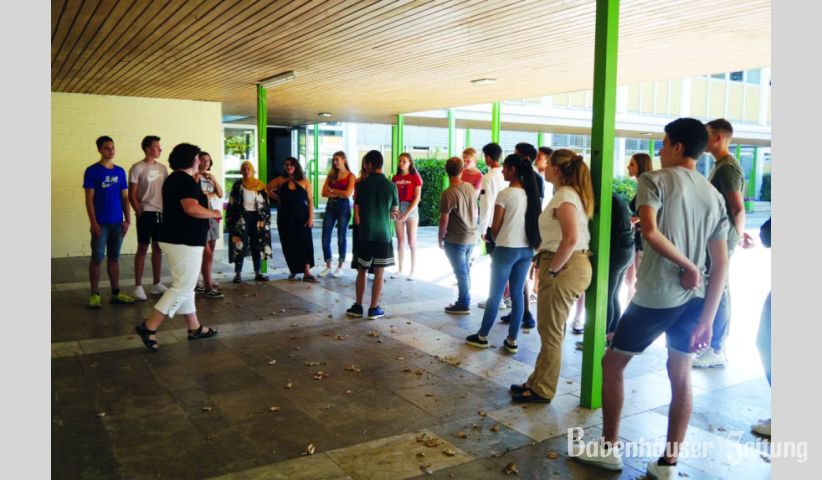 Kennenlernspiel: Die Sch&uuml;lerinnen und Sch&uuml;ler stellen sich entsprechend ihres Wohnortes auf.