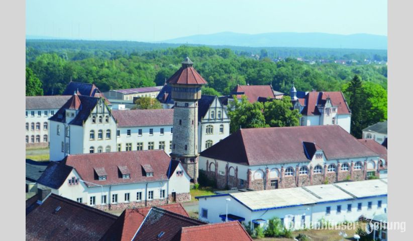 Die ehemalige Babenhäuser Kaserne wartet auf ihre Entwicklung. Der aktuelle Stand der Konversion wird bei einer öffentlichen Informations-Veranstaltung (18. September) in der Babenhäuser Stadthalle vorgestellt. Im Bildhintergrund kann man den Ortsteil Harreshausen erkennen.