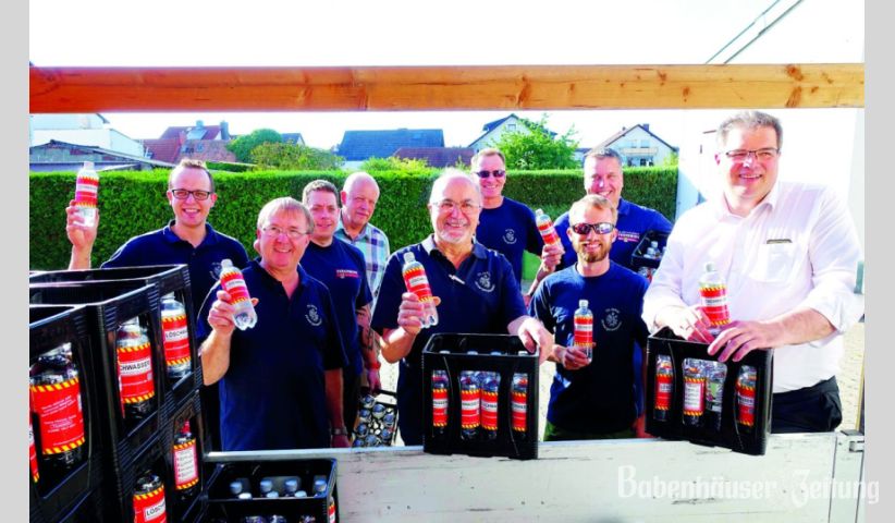 Flaschenweise L&ouml;schwasser: Eine Mitglieder-Werbeaktion war f&uuml;r die Hergersh&auml;user Feuerwehr Anlass f&uuml;r einen Sondereinsatz, der auch von B&uuml;rgermeister Achim Knoke und Stadtbrandinspektor Achim Frankenberger unterst&uuml;tzt wurde.