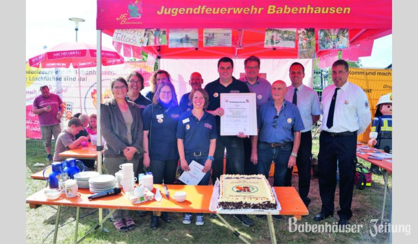 Pfarrerin Andrea Rudersdorf, Monika Schimpf, Jessica Osojnicki, Ute Merkle, Vorsitzender Bernd P&ouml;schl, Wehrf&uuml;hrer Florian Sawallich, B&uuml;rgermeister Achim Knoke, Stadtverordnetenvorsteher Friedel Sahm, Stephan Teich (KFW DA-DI) und Stadtbrandinspektor Achim Frankenberger (v.li.) )nach dem &bdquo;Startschuss&ldquo;.

&nbsp;