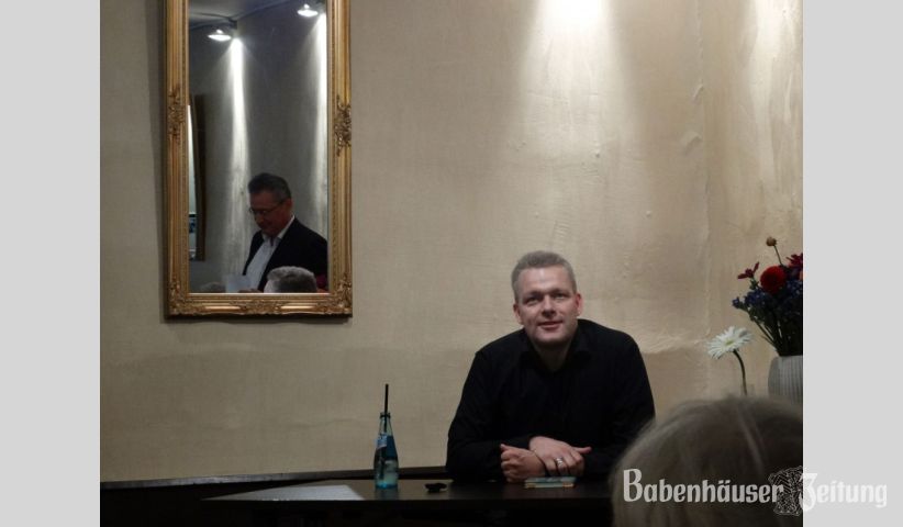 Sven Petry las auf Einladung des Evangelischen Dekanats Vorderer Odenwald aus seinem Buch &bdquo;F&uuml;rchtet euch nicht. Warum nur Vertrauen unsere Gesellschaft retten kann&ldquo;. Im Spiegel ist Pr&auml;ses Dr. Michael Vollmer zu sehen. Foto: Silke Rummel/Evangelisches Dekanat Vorderer Odenwald.