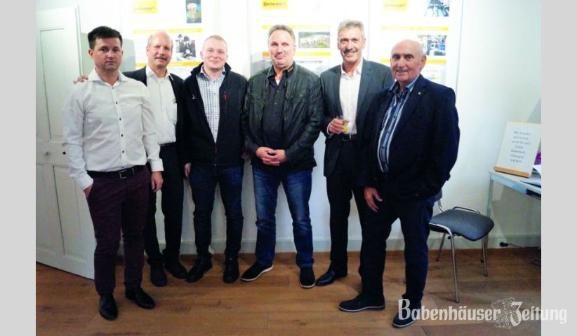 &bdquo;Continental&ldquo; wurde vielfach vertreten (v.li.): Daniel Brause (Praktikant), Fred Denzel (Produktionsleiter Lackiererei) Matthias Scheibein (Schichtf&uuml;hrer der Lackiererei), Harald Herbert (Produktionsleiter f&uuml;r gedeckte Kunststoffe), Horst Breitwieser (Werksleiter), Friedel Sahm (von 1964-2006 in der Personalabteilung t&auml;tig, zum Schluss als Personalchef, er initiierte die Ausstellung im Territorialmuseum).