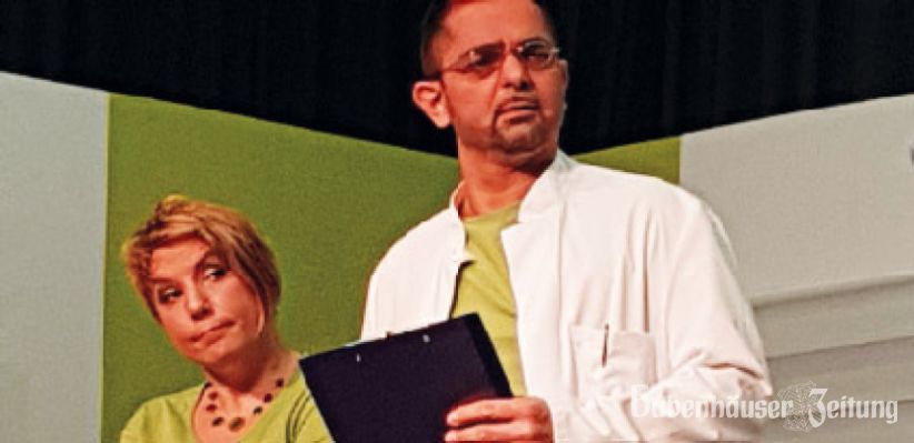 Was ist denn jetzt schon wieder los? Arzthelferin Sonja (Simone Ullrich) und Dr. Klaus Sommer (Walter Morian) sind gefragt.