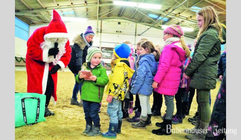 Der Nikolaus kam mit der Kutsche und verteilte Geschenke an alle kleinen und gro&szlig;en Kinder im Verein, wobei er sich auch bei den Ausbildern mit einem kleinen Pr&auml;sent erkenntlich zeigte.