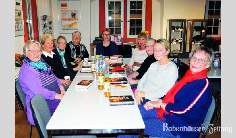In trauter Runde treffen sich Lesebegeisterte im Territorialmuseum, um einmal im Monat ein gemeinsam gelesenes Buch zu besprechen. Dabei kommen oft rege Diskussionen um die verschiedenen Aspekte auf. „Stets eine Bereicherung“, finden die Teilnehmerinnen. Neue Mitleser sind herzlich willkommen bei den kostenlosen Treffen.