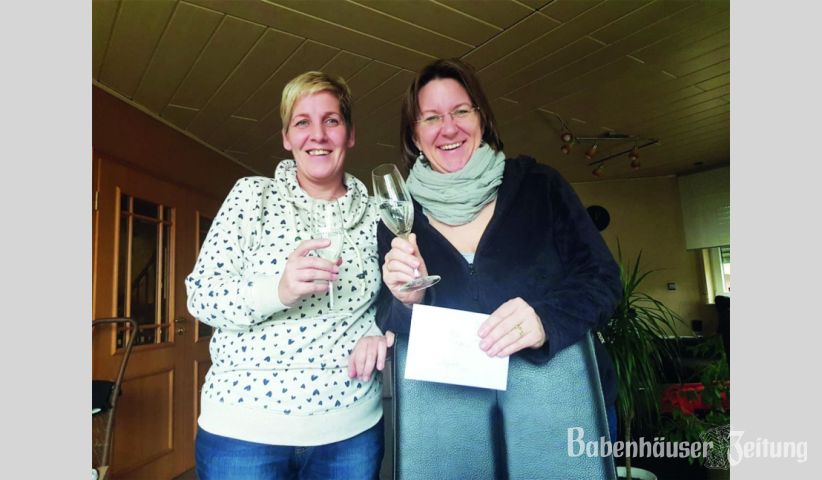 Stellvertretend f&uuml;r die M&auml;dels der Fastnachtsgruppe &uuml;berreichte Dagmar Bartusch (links) die Spende an Bettina Mathes.