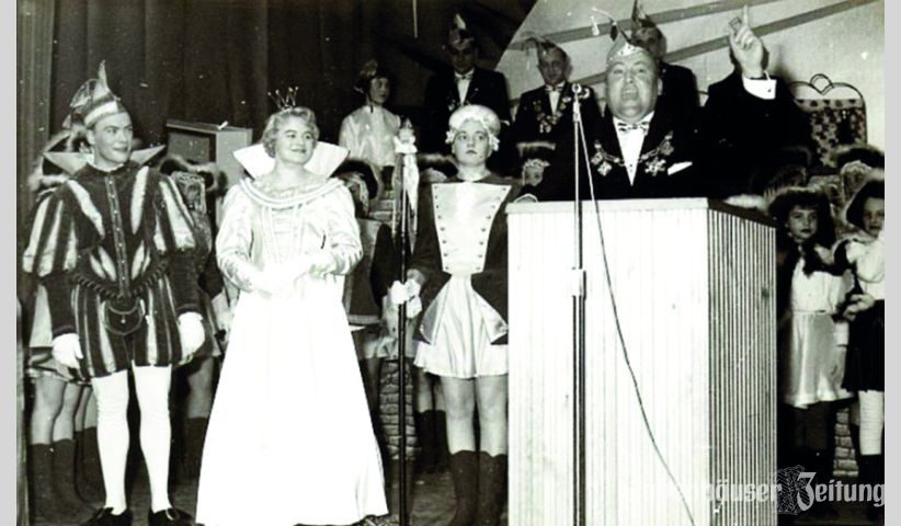 Carl Moritz Buchholz stellte das erste Prinzenpaar des CVB vor.&nbsp; Gerda I. und Heinz I. nahmen dann sp&auml;ter von B&uuml;rgermeister Fritz Klein den Schl&uuml;ssel und die Stadtgewalt entgegen. (Foto: Kai Uwe Werner)