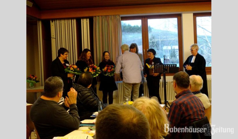 Drei neue Mitarbeiterinnen wurden auf der Fr&uuml;hjahrssynode des Evangelischen Dekanats Vorderer Odenwald eingef&uuml;hrt: Dr. Rose Schlie&szlig;mann, Manuela Bodensohn und Stefanie Sch&auml;fer (von links). Au&szlig;erdem: Rainer Volkmar, Gabriela Hund, Karin Jablonski und Pfarrerin Evelyn Bachler.