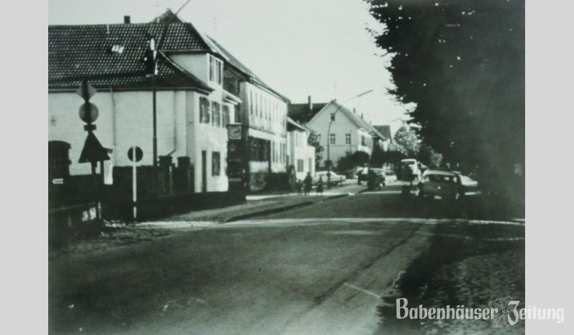 Die damalige Bahnhofstra&szlig;e in den 60er Jahren. Links im Bild der Schlachthof, dahinter die H&ouml;here B&uuml;rgerschule und die Hofreite der Familie Ranis. Hinter der Harresh&auml;user Allee kann man das ehemalige Anwesen Aumann erkennen, auf welchem heute das Q23 (Norma-Markt) steht.