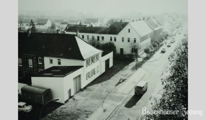 Auch dieses Bild zeigt die Babenh&auml;user Bahnhofstra&szlig;e in den 60er Jahren, hier aus einer anderen Perspektive. Beide Aufnahmen wurden von Dr. Kinkel vorgenommen und befinden sich im Bildarchiv des Heimat- und Geschichtsverein Babenhausen (einsehbar im Stadtarchiv Babenhausen).