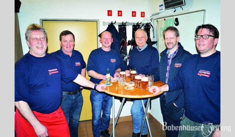 Die Kameraden aus Babenhausen werden vom 1. Vorsitzenden Bernd Sauerwein (links) pers&ouml;nlich mit einer Runde Bier bedient bis die bestellten deftigen Schlachtfleischteller serviert werden.