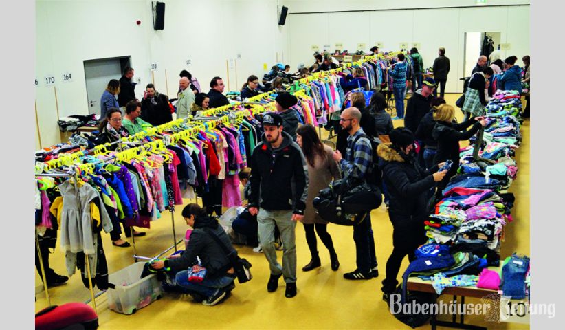 Die Mehrzweckhalle verwandelte sich in ein großes Kaufhaus, in dem man nach Größen sortiert Kleidung für seine Kinder erwerben konnte. Der beliebte Basar schreibt seit mittlerweile 25 Jahren Erfolgsgeschichte und wird jetzt von einem runderneuerten Team durchgeführt.